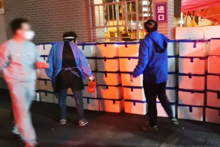 In a community compound in Shanghai, some volunteers distributed the vegetables purchased through group buying to community residents in early April 2022.