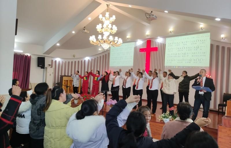 Believers on stage and the audience stood together to sing hymns of praise during the advanced Christmas celebration held at Chunjiang Church in Xinbei District, Changzhou City, Jiangsu Province, on December 15, 2024.