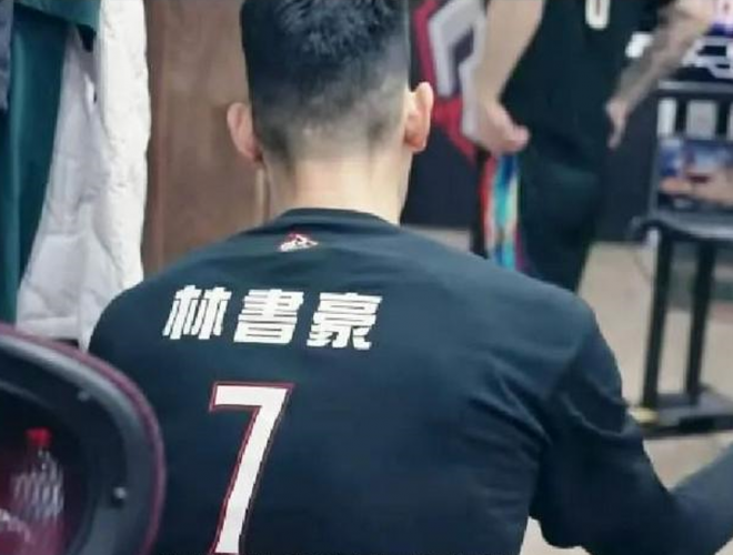 A picture of the back of Christian basketball player Jeremy Lin