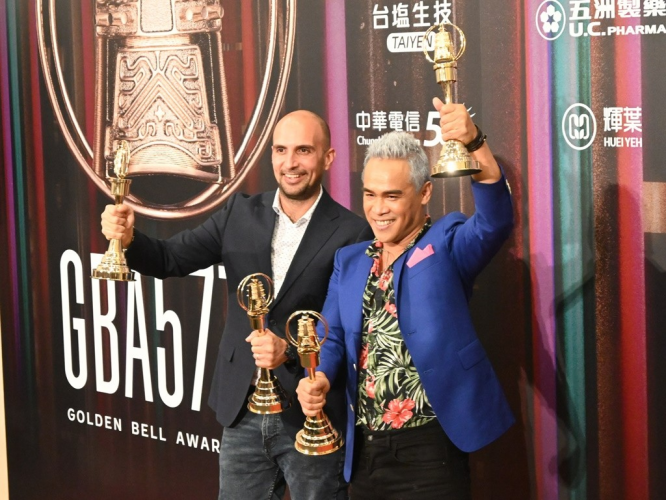 Amis painter Yosifu Kacaw (right) held a trophy during the 57th Golden Bell Awards Ceremony held at the National Sun Yat-sen Memorial Hall in Taiwan on October 21-22, 2022.