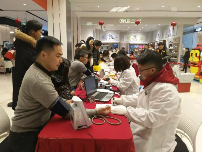 A picture of people doing voluntary blood donation