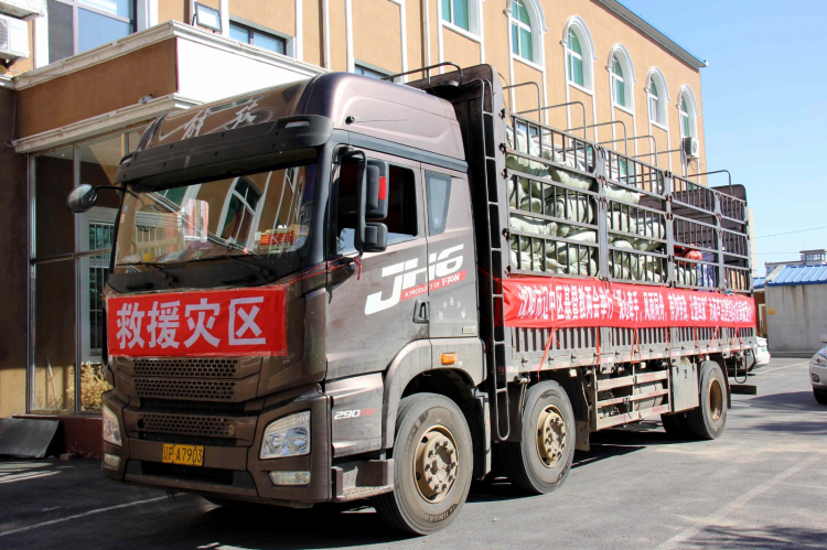 The truck carrying disaster relief materials for the flood-stricken Jianchang County in Huludao City, Liaoning Province.