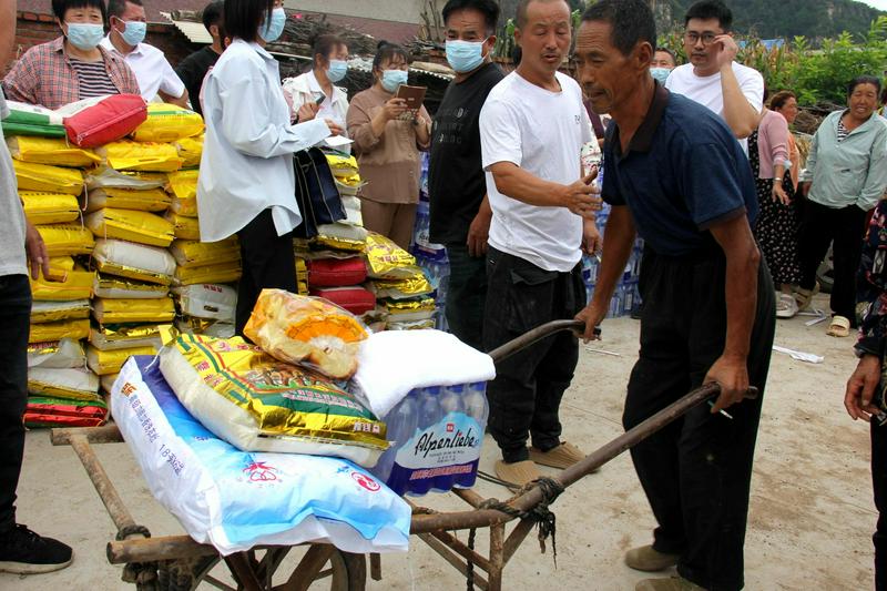 Flood victims received relief supplies in Jianchang County, Huludao City, Liaoning Province, on September 4, 2024.