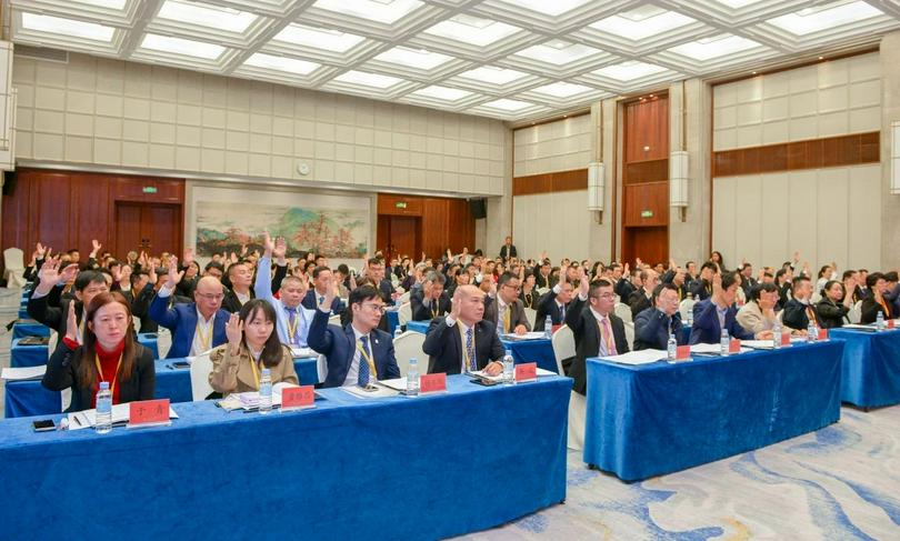 Attending representatives raised hands to elect new leadership at the 12th Provincial Christian Conference of Guangdong Province convened in Guangzhou City, Guangdong Province, from December 16 to 17, 2024.