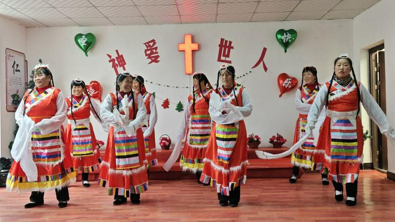 Recently, believers in traditional ethnic attire performed dances during an early Christmas celebration at a rural meeting point near the foot of Qilian Mountain.