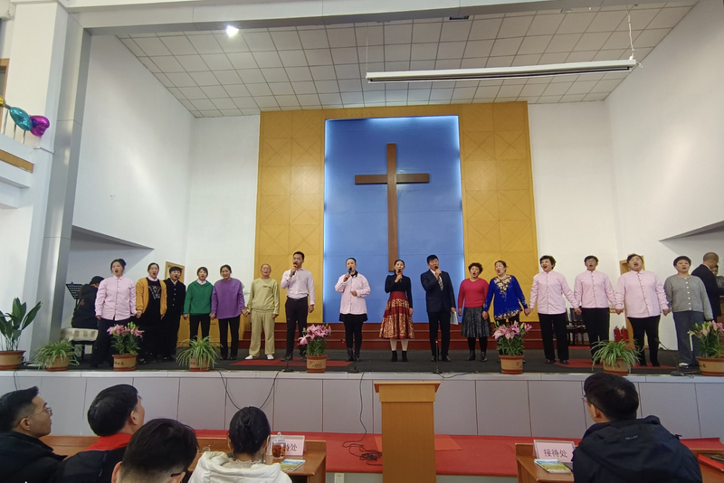 Believers presented a choral performance during an early Christmas worship service at Penglai Church in Penglai City, Shandong Province, on December 22, 2024.