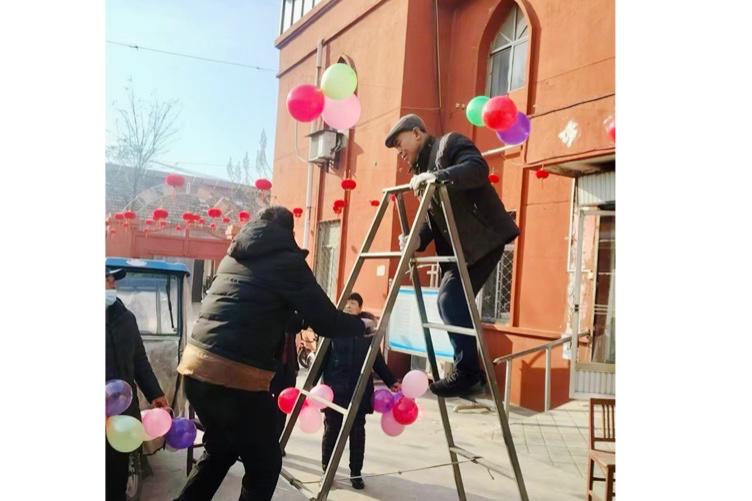 A few days before Christmas, believers of a church in Jiangsu Province were busy decorating the church with festive adornments.