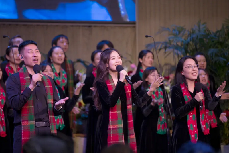 Young believers wearing black and Christmas scarves sang to worship God at a church in Beijing during Christmas Week 2024.