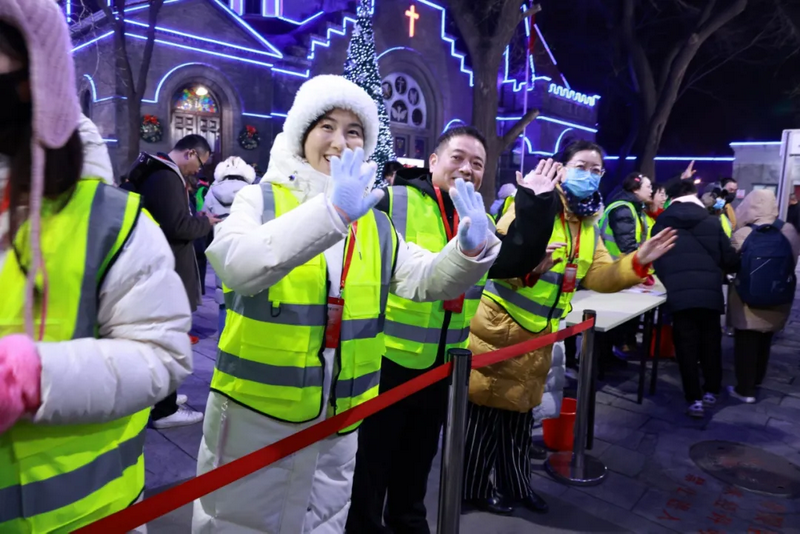 The church staff from the reception team warmly greeted visitors outside Chongwenmen Church in Beijing during Christmas Week 2024.