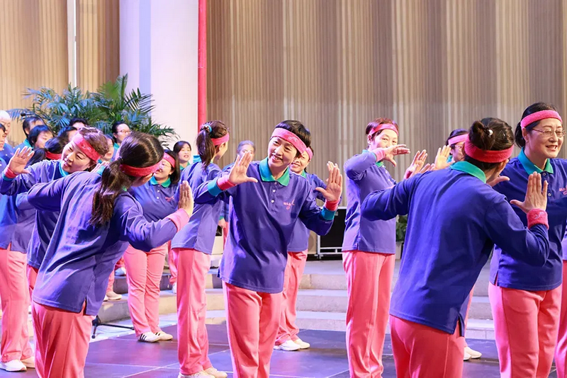 A group of Christian women gave a vivid performance to commemorate the festival at Haidian Church in Beijing on December 25, 2024.