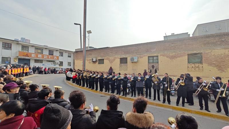 Congregants presented an instrumental performance in commemoration of Christmas on a street in Guanzhong Plain in central Shaanxi Province on December 24, 2024.