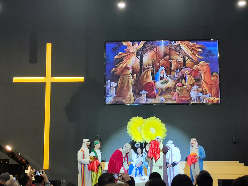 Christians staged a Christmas play to mark Jesus’s birth at Yong'en Church in Pudong New Area, Shanghai, on December 24, 2024.