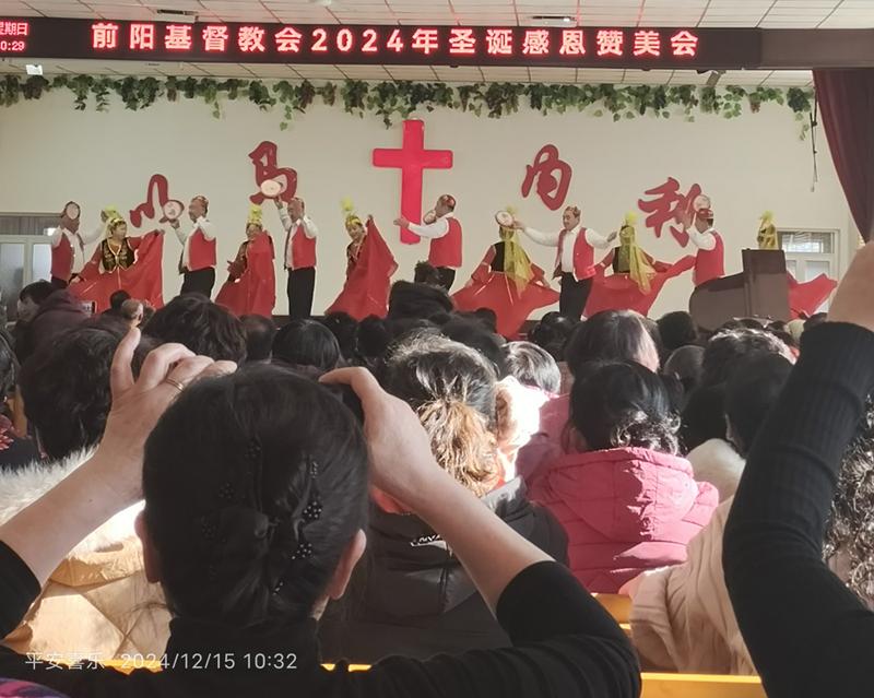 Believers in ethnic costumes presented a dance to celebrate Christmas at Qianyang Church in Donggang City, Liaoning Province, on December 15, 2024.