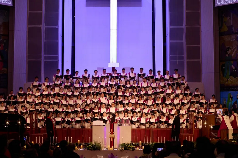 A large choir performed to worship God during the Christmas celebration service at Tianhe Church in Guangzhou City, Guangdong Province, on the 2024 Christmas week.