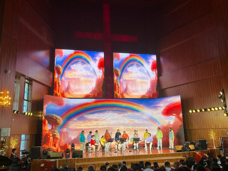 Believers presented a medley performance to mark Christmas at Beichen Church in Kunming City, Yunnan Province, on December 25, 2024.