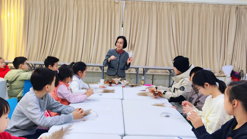 Teacher Yin Wen, the fourth-generation inheritor of the "Tangqianyan" shuttlecock-making technique, provided insights into the craft of shuttlecock-making to the teenagers and their parents in Beijing on December 14 and 21, 2024.