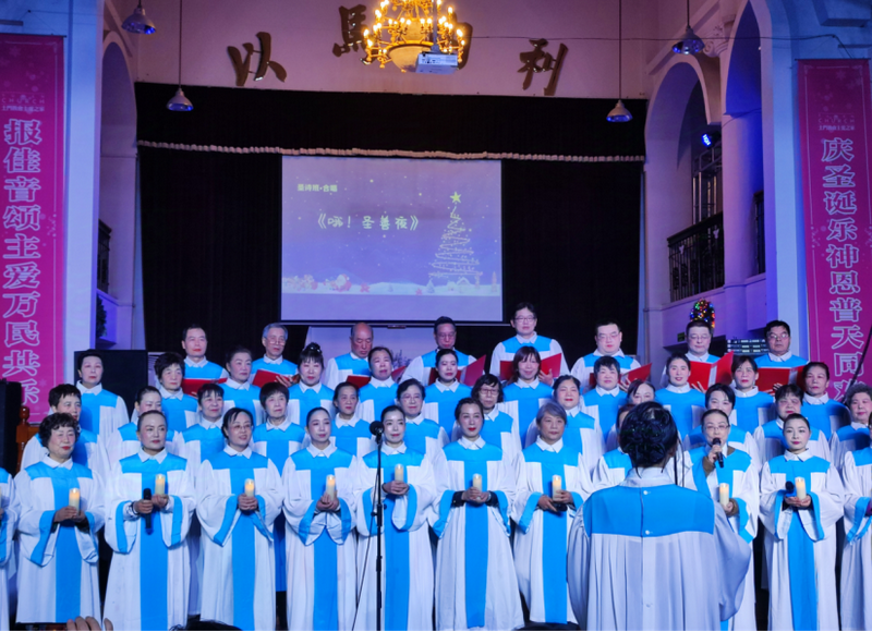 A sacred choir presented “O Holy Night” to mark Christmas at Tumen Church in Xi'an City, Shaanxi Province, on December 24, 2024.