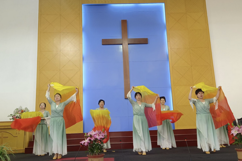 A group of Christian women in green dresses performed a dance in early celebration of Christmas at Penglai Church in Penglai City, Shandong Province, on December 22, 2024.