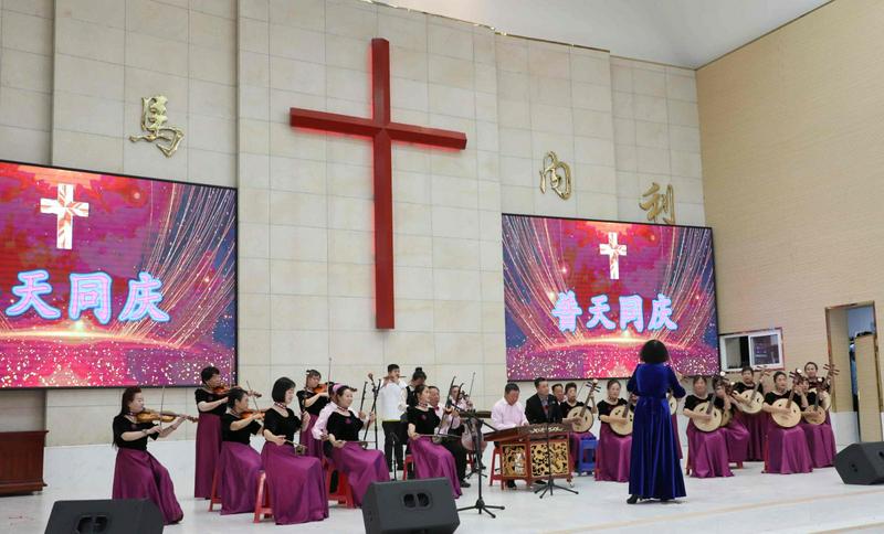 Believers in festive costumes performed a traditional Chinese and Western instrumental ensemble in celebration of Christmas at Xingsheng Church in Anshan City, Liaoning Province, during Christmas week 2024.