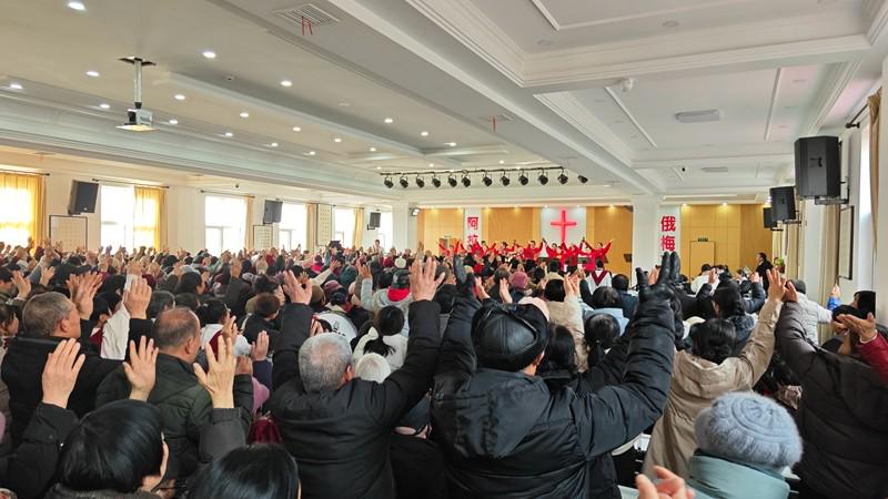 The congregation gathered to celebrate Christmas during a worship service at a county church in the Guangzhong Plain of Shaanxi Province on December 24, 2024.