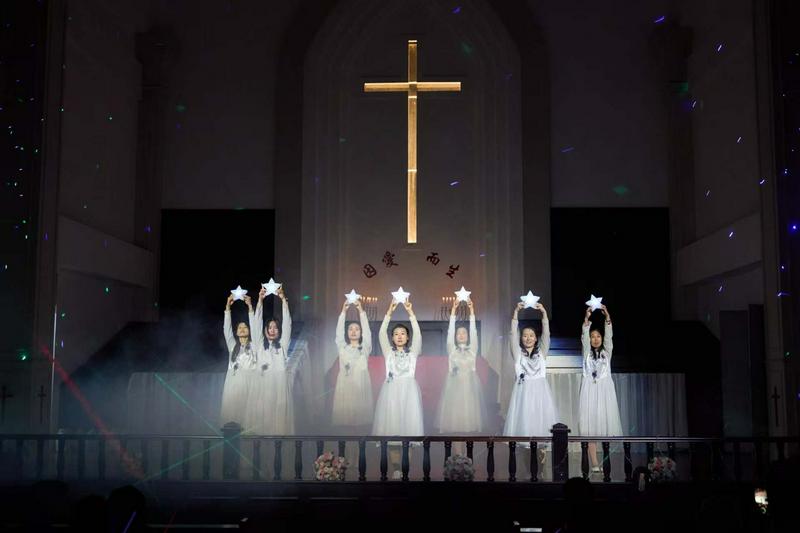 Believers dressed in white performed a dance while holding stars aloft to commemorate Christmas at Lord's Grace Church in Huaqiao, Kunshan City, Jiangsu Province, on December 21, 2024.