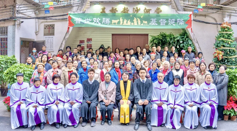 A commemorative picture was taken during celebration of Christmas at the Shahe Church in Guangzhou City, Guangdong Province, on December 25, 2024.