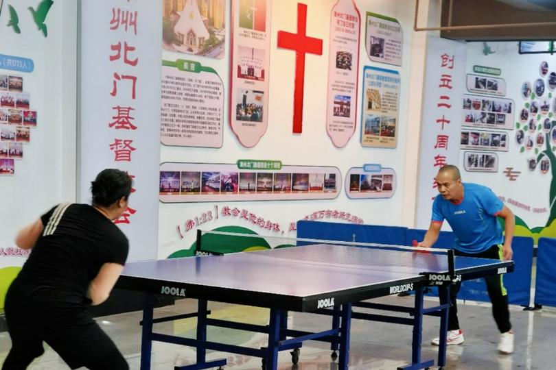 Two participants competed during the "Grace Cup" table tennis friendly match held at Beimen Church in Zhangzhou City, Fujian Province, on December 28, 2024.