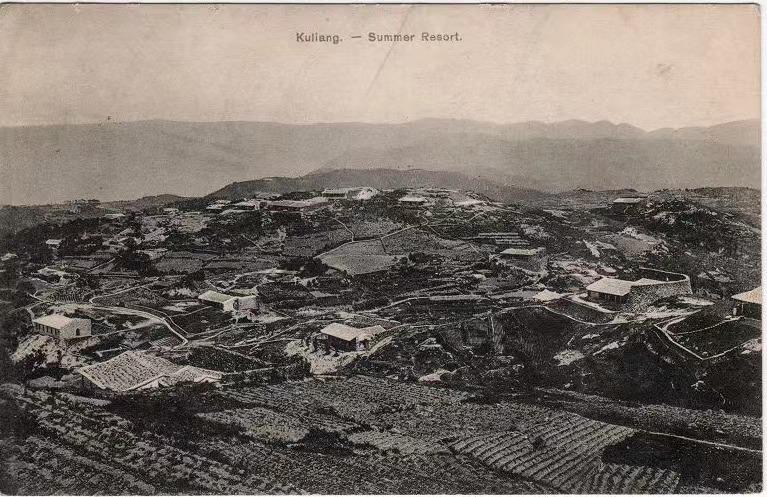 A panoramic view of the Guliang Summer Resort in Fuzhou City, Fujian Province, captured between 1900 and 1910, features the Guliang New Church, the original site of the Kuliang Club, and other surrounding buildings. 