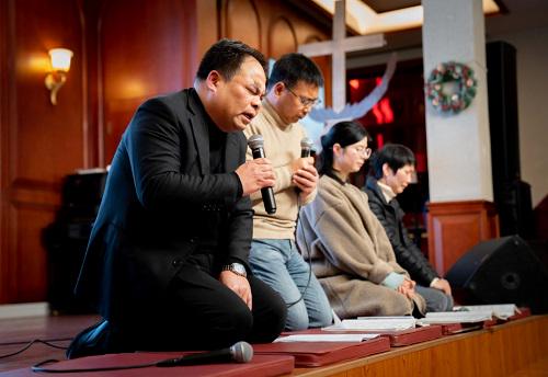 General Secretary Rev. Zhang Yaobo of Ningbo CC&TSPM led congregants in making a prayer of repentence during the 2024-2025 New Year’s Eve prayer meeting at Ningbo Centennial Church in Zhejiang on the evening of December 31, 2024.