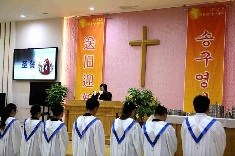 Rev. Pei Lianshu of Yongle Church in Anshan, Liaoning, vice president of the Anshan Christian Council, hosted a communion service at the church on January 5, the first Sunday of 2025.