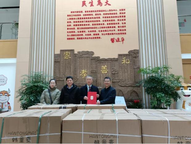 Senior Pastor Zhang Zhongcheng of Chongyi Church (second from the right end), chairman of Hangzhou TSPM, took a group picture with two staff workers from the church and the director of Hangzhou Children's Welfare Institute while delivering a batch of new children shoes to the institute in Zhejiang on January 3, 2025.