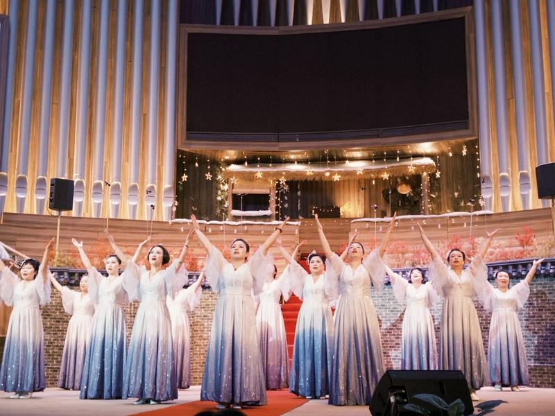 Christian women dressed in white and blue performed a dance to celebrate Christmas at Liushi Church in Wenzhou City, Zhejiang Province, on December 24, 2024.