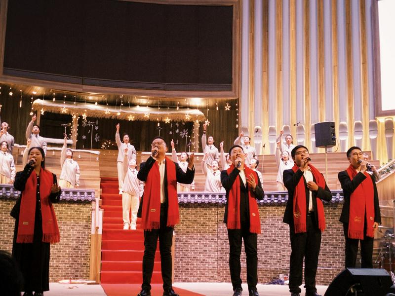 Believers in festive suits gave a performance to commemorate Christmas at Liushi Church in Wenzhou City, Zhejiang Province, on December 22, 2024.