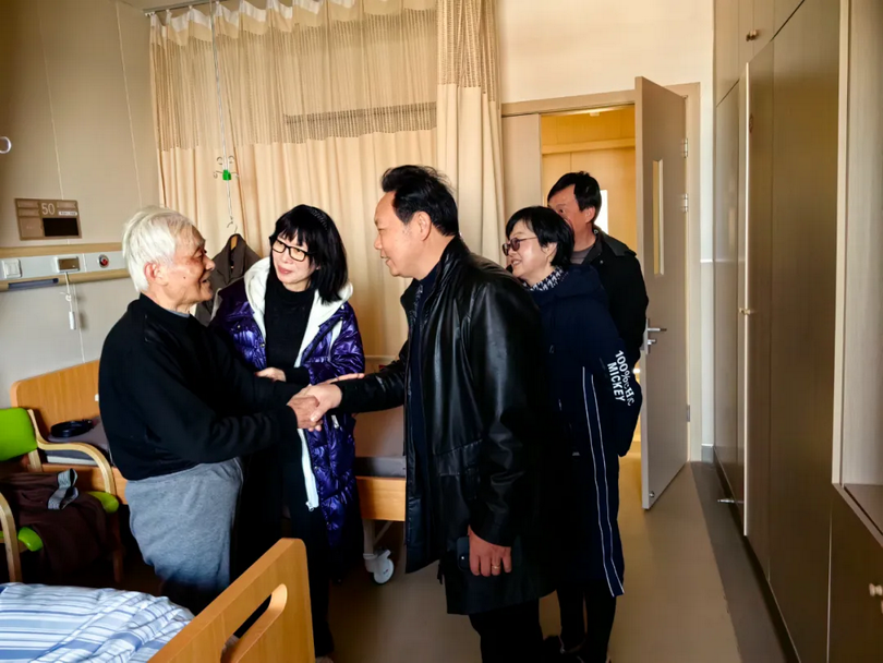 Recently, leaders of Taizhou CC&TSPM paid a visit to a former member of the municipal CC&TSPM in Taizhou City, Zhejiang Province, on an unknown date. 