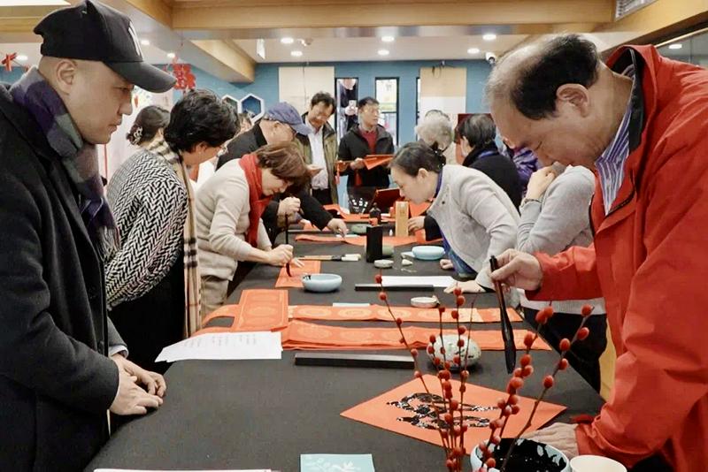 A photo was taken during the Spring Festival couplet writing and distribution activity held at Holy Trinity Cathedral in Shanghai on January 20, 2025.