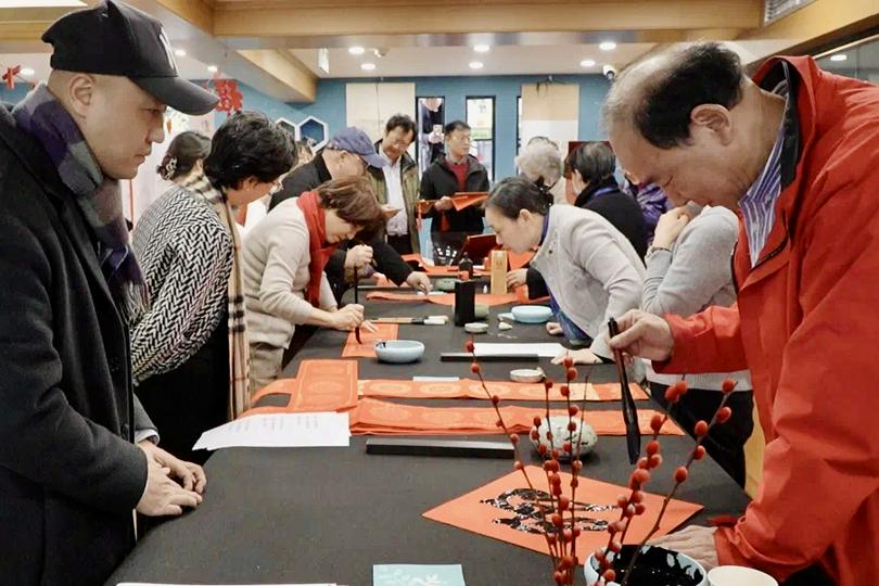 A photo was taken during the Spring Festival couplet writing and distribution activity held at Holy Trinity Cathedral in Shanghai on January 20, 2025.