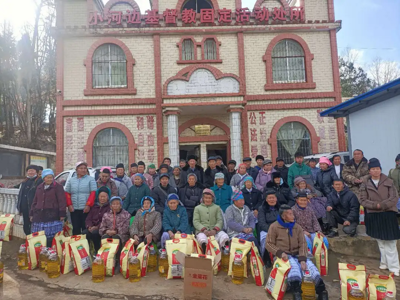 Congregation in XiaoheBian Christian Activity Site received festive gifts in Guizhou Province before the Chinese New Year.