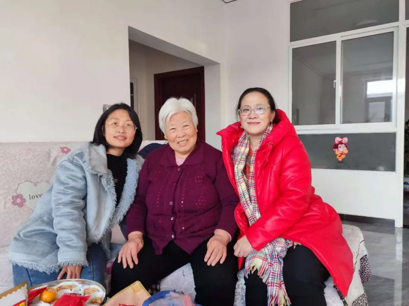 Staff of Qiandaying Church paid a visit to an elderly Christian with holiday greetings in Beijing from January 13 to 23, 2025.