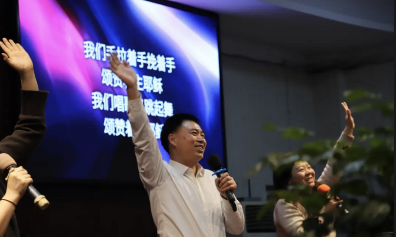 The worship team of St. James Church in Yichang, Hubei led the congregation to sing hymns during the three-day fasting and prayer event from January 23 to 25, 2025.