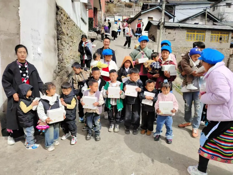 The villagers in Qixiang Xincun (New Residential Area), Baohe Township, Weixi County, Diqing Tibetan Autonomous Prefecture, Yunnan Province, receieved 900 warm shoes donated from the Gulou Church in Hangzhou City, Zhejiang Province, on January 6, 2025.