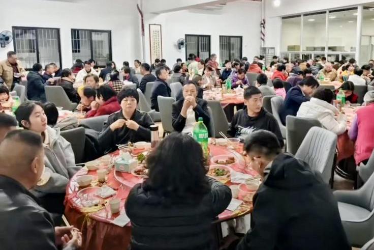 On January 28, 2025, the eve of the Spring Festival, Beimen Church in Zhangzhou City, Fujian Province, continued its tradition by hosting a love feast for local residents in need to celebrate the Chinese New Year.