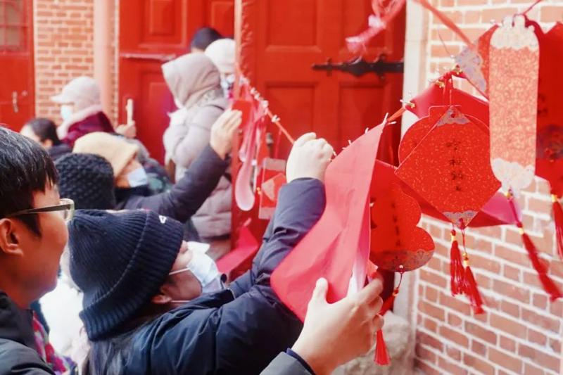 During the Chinese New Year, people admired the festive decorations displayed at the church of Qingdao Municipal CC&TSPM in Shandong Province.