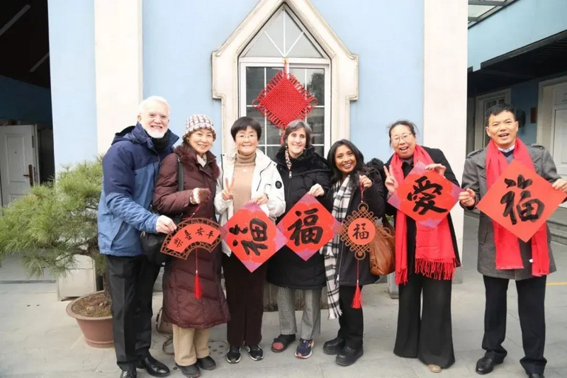 A commemorative photo was taken during a "Fu" character gifting event at a church in Qingpu District, Shanghai, ahead of the Chinese New Year.