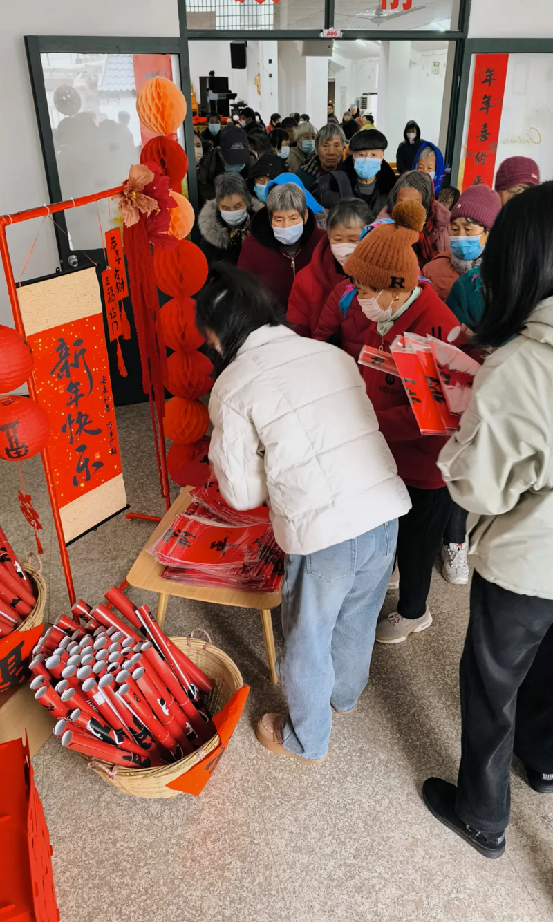 Jesus Church hosted a Spring Festival couplets gifting event in Jinze Township, Qingpu District, Shanghai, before Chinese New Year.