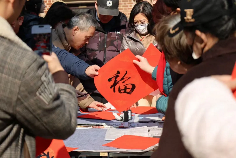 A church in Huangpu District, Shanghai, organized a Spring Festival couplets and "Fu" character writing and gifting event ahead of the Chinese New Year.