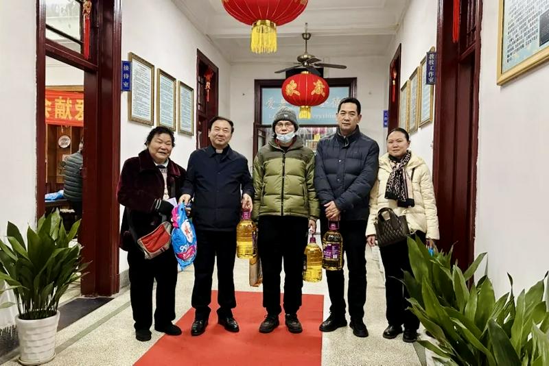 Local residents in need were provided with daily necessities by Rongguang Church in Wuhan City, Hubei Province, on January 20, 2025.