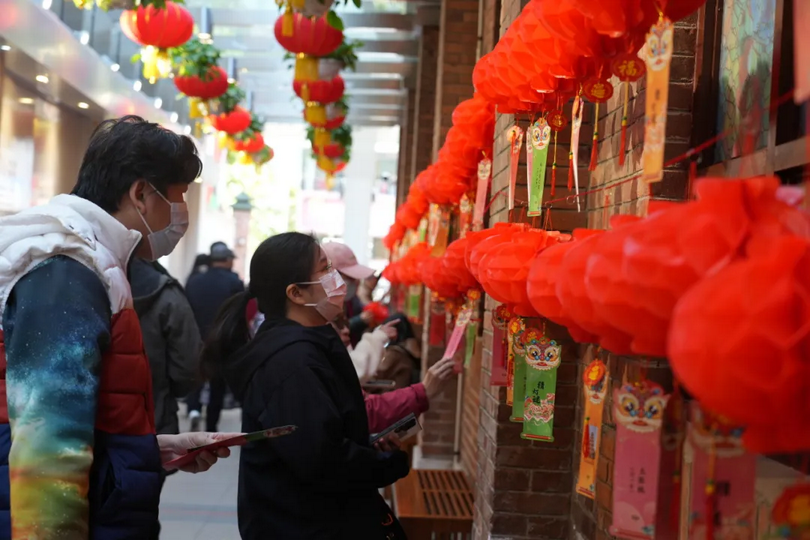 Believers participated in guessing the lantern riddles at Zion Church in Guangzhou, Guangdong Province, on February 9, 2025.