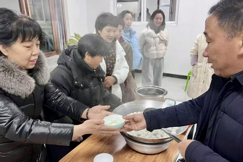 Before the Lantern Festival in 2025, believers cooked and shared Yuanxiao during the Lantern Festival celebration event at the Fengdeng CC&TSPM in Zhengzhou City, Henan Province. 