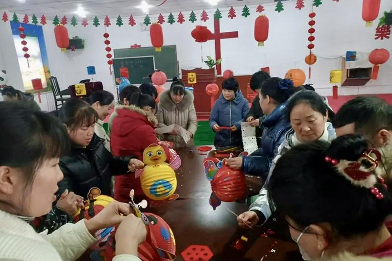 Prior to the Lantern Festival in 2025, believers made lanterns to mark the Lantern Festival in advance at the Nancao Christian Activity Venue in Zhengzhou City, Henan Province.