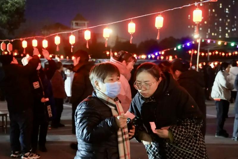 Before the Lantern Festival in 2025, congregants guessed the lantern riddles under the lighting lanterns at Xingyang CC&TSPM in Zhengzhou City, Henan Province.